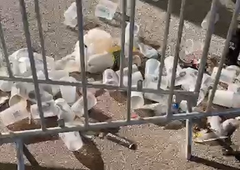 Amaya amanece repleta de basura tras la carpa universitaria